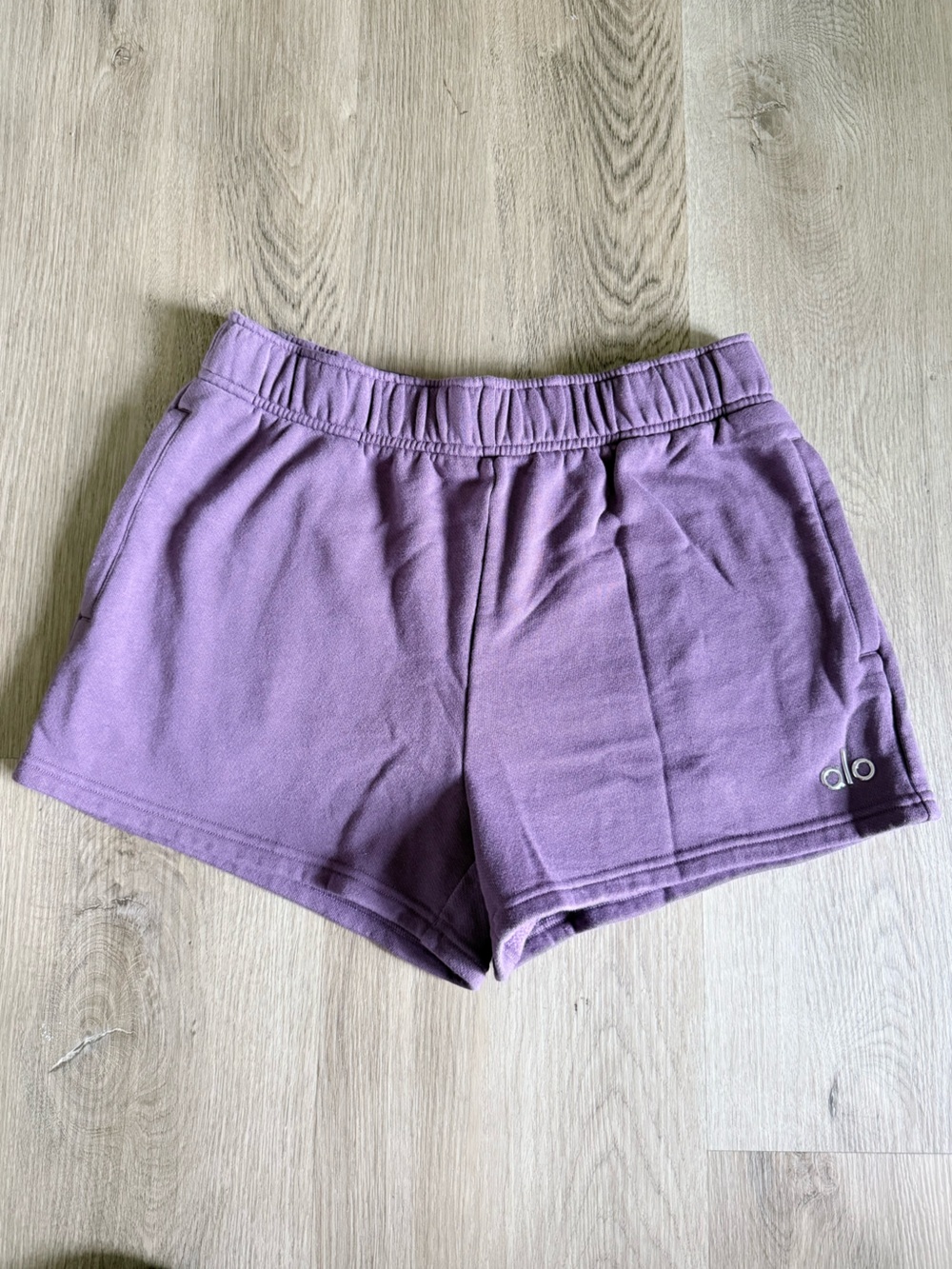 alo yoga - accolade shorts - plum kiss